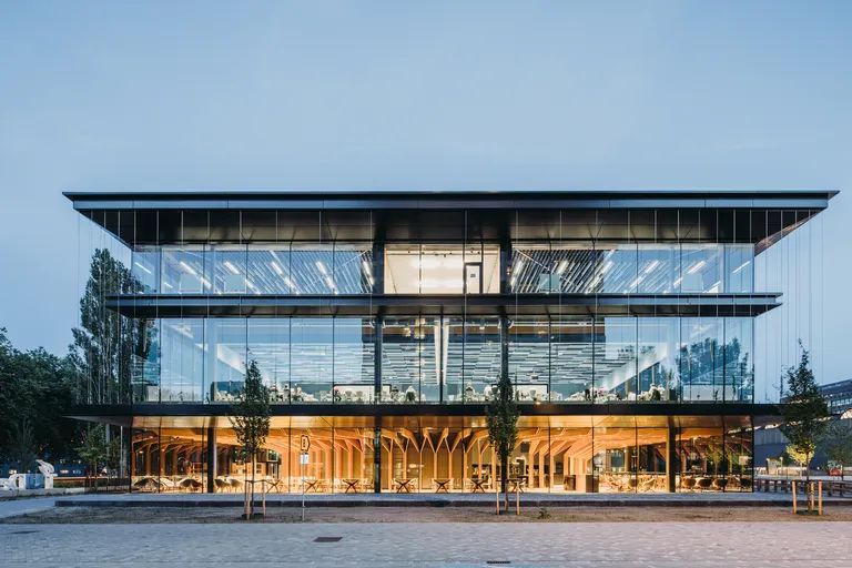 由unstudio设计的代尔夫特理工大学回声教育大楼的前玻璃立面
