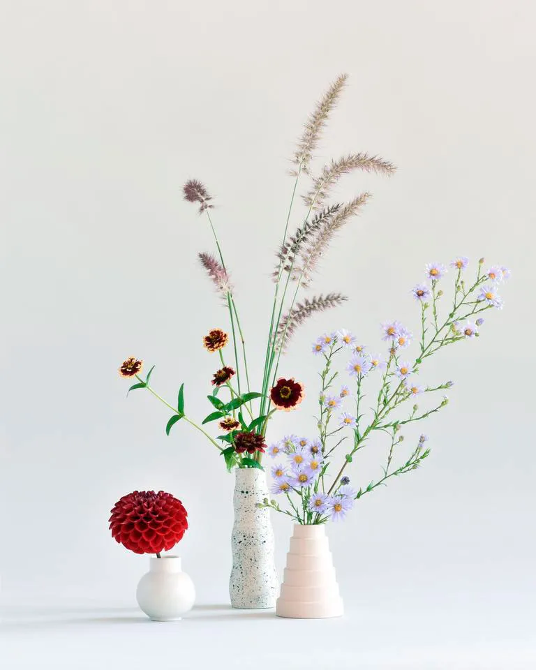  Flùr Toronto flower arrangements of individual flowers in three pastel geometric vases 