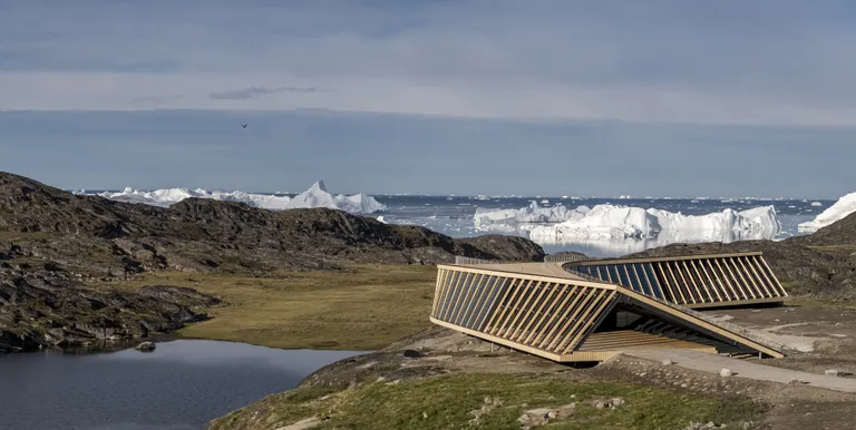 伊卢利萨特冰峡湾中心在崎岖的风景中可见